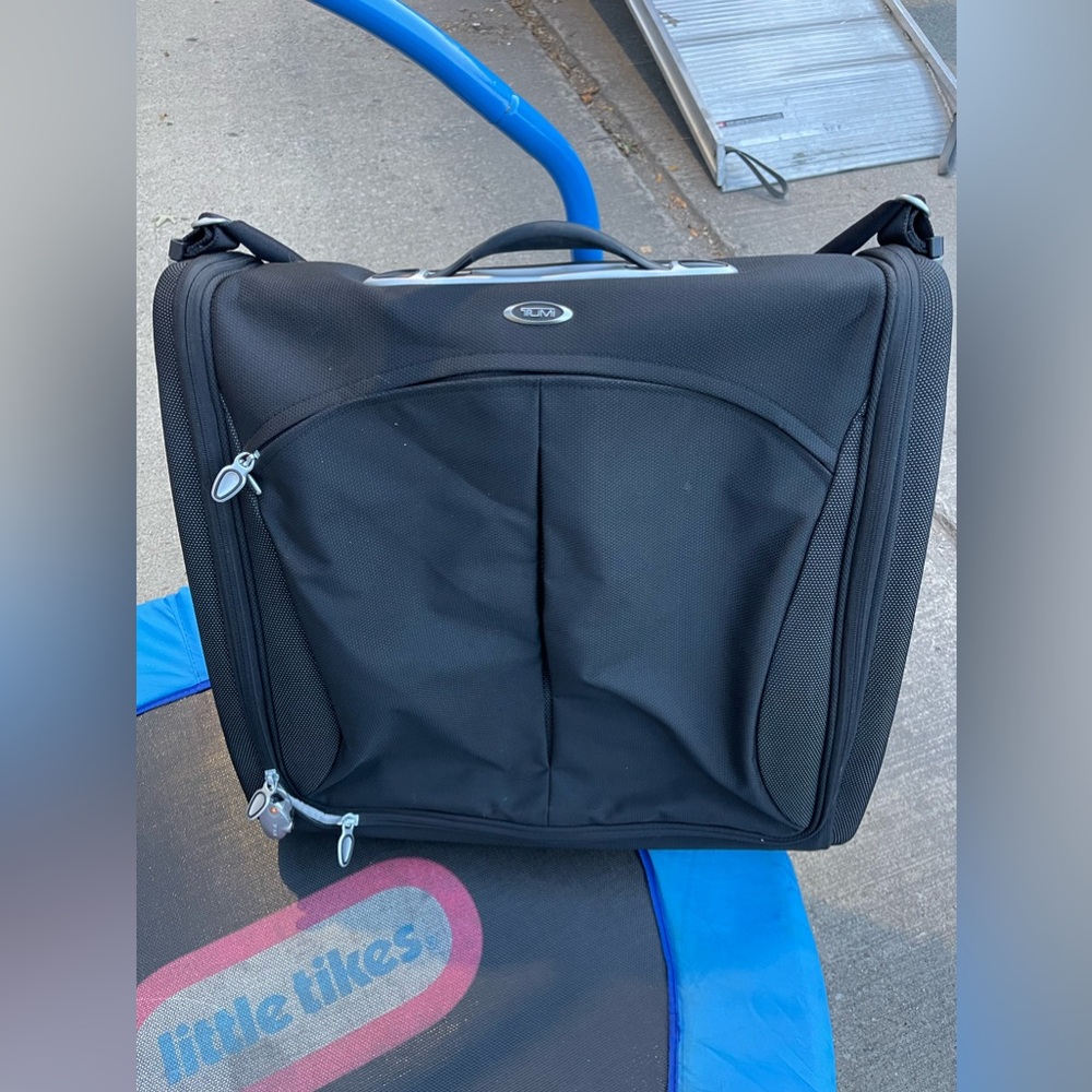 Tumi T3 Garment Shoulder Travel Bag Black Ballistic Nylon 6431STE like new.